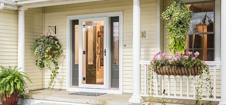 screen door installation in Las Flores