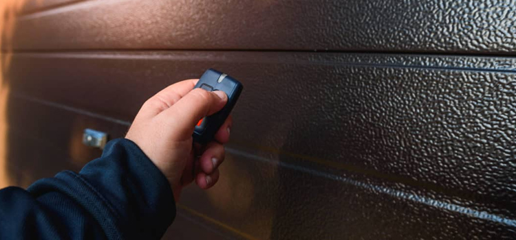 automatic door opener with remote control in Las Flores